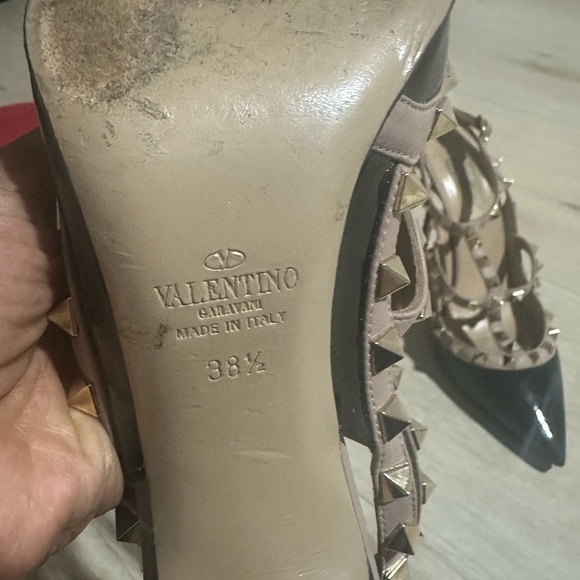 Valentino Garavani Black and Tan Rockstud Heels - Picture 8 of 11